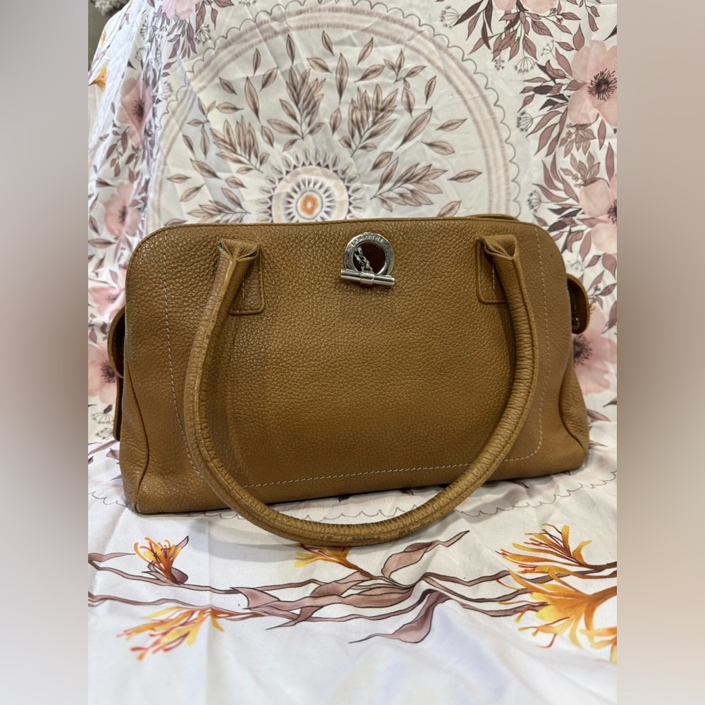 Lamar’s Chic Tan Leather Shoulder Bag